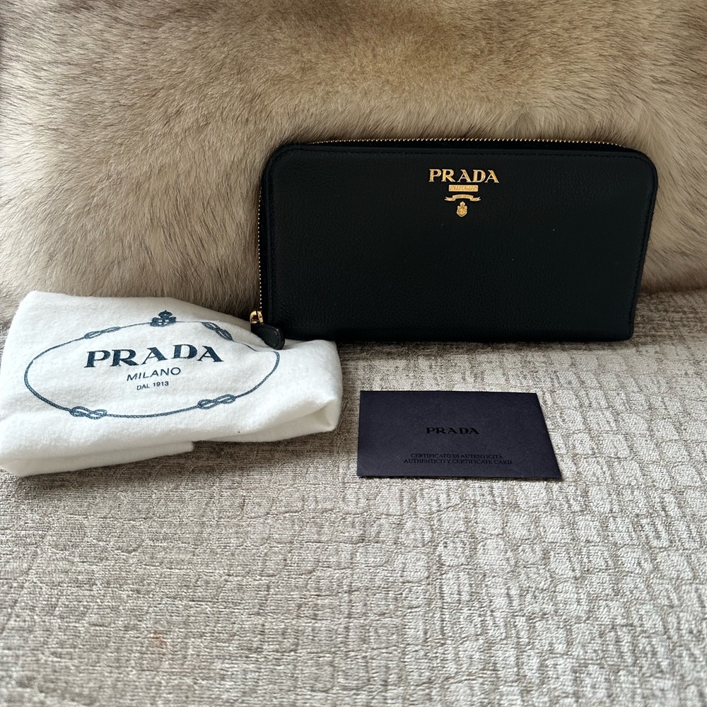 Prada Zippy Saffiano Flocco black leather wallet😍